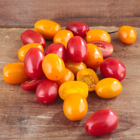 Des tomates rouges et jaunes de différentes formes
