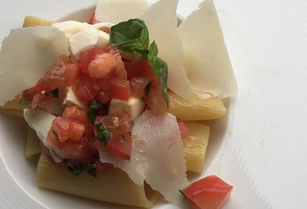 Pasta al crudo Séduction avec tomates, basilic, mozzarella et parmesan